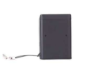 Les mains libèrent le mini lecteur sans fil de code barres, petit module de balayage à laser 1D