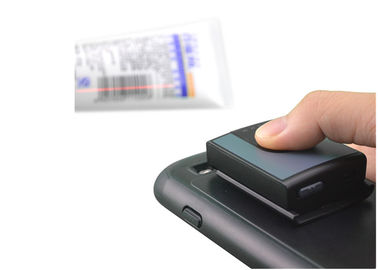 Les mains libèrent le mini lecteur sans fil de code barres, petit module de balayage à laser 1D